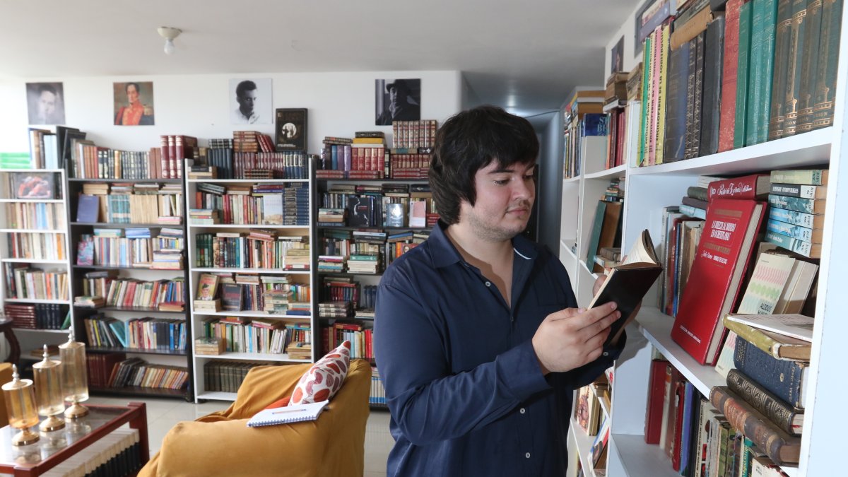 La Gloriosa. La librería de Nicolás Moscoso está ubicada en el sur, la ha implementado en su hogar y se maneja de forma online. Allí tiene 3.000 libros a la venta, en la foto se ven apenas unos de ellos.