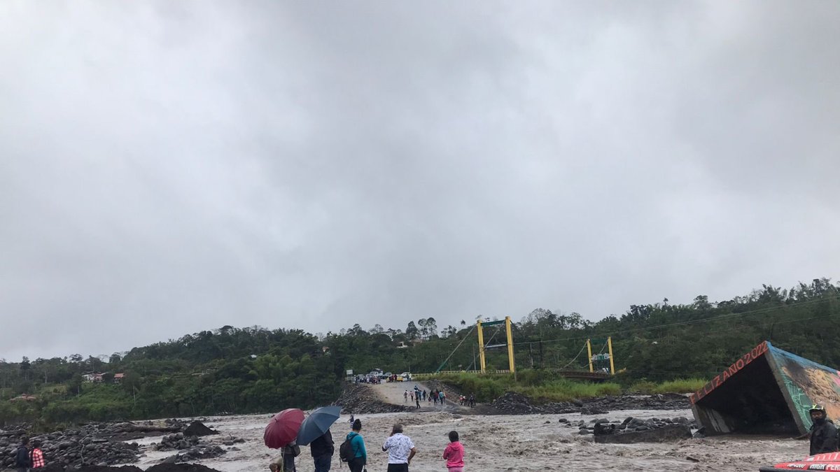 Aislamiento. Los pobladores en Macas tienen más de una semana sin poder cruzar por la fuerza del caudal.