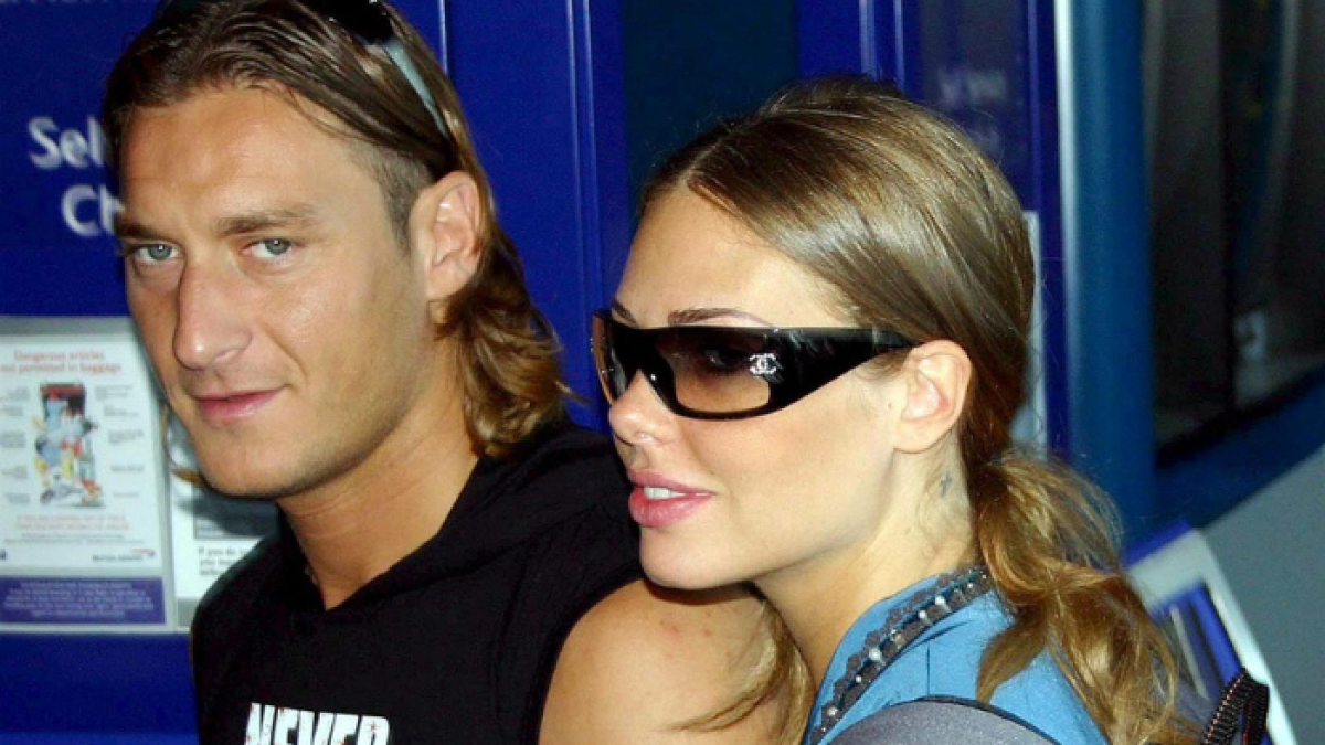 El futbolista italiano del AS Roma, Francesco Totti (i) y su esposa, la presentadora de televisión Ilary Blasi
