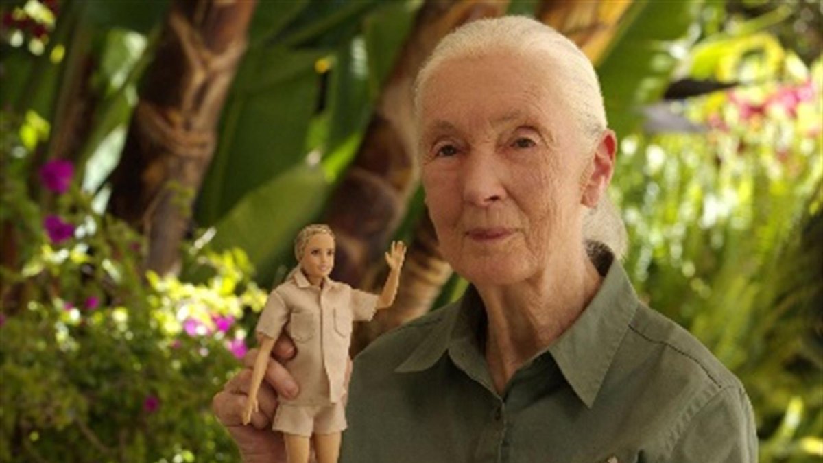 Jane Goodall posando con la muñeca Barbie dedicada a ella.