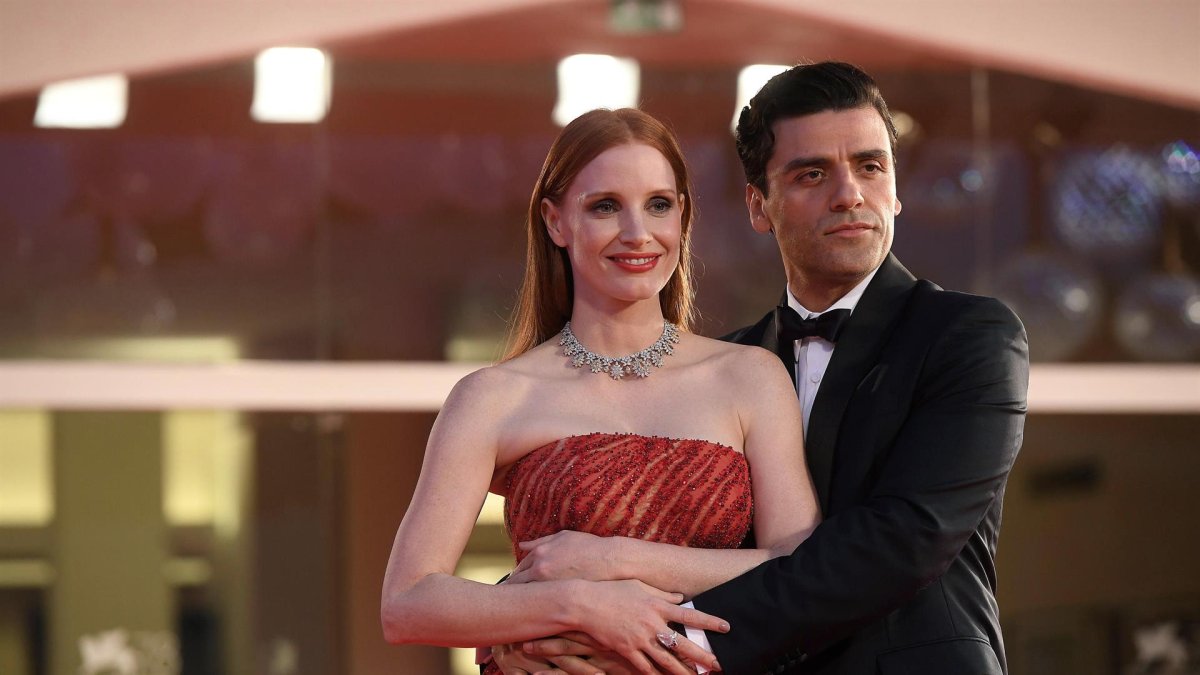 La actriz estadounidense Jessica Chastain (i) y el guatemalteco Óscar Isaac, durante la presentación de 'Scenes from a Marriage' en el Festival de Venecia