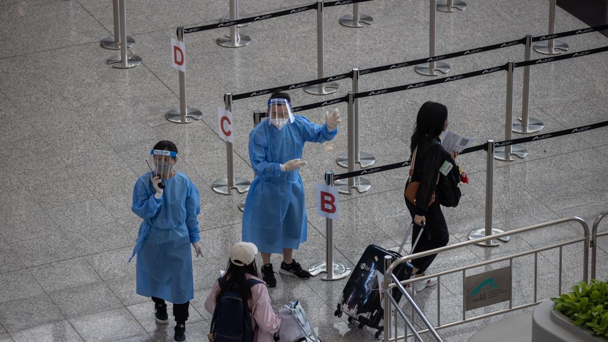 Personal de salud dando indicaciones