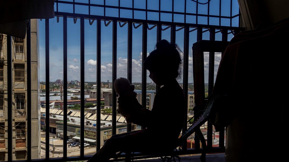 Referencial. La silueta de una niña jugando con un peluche.