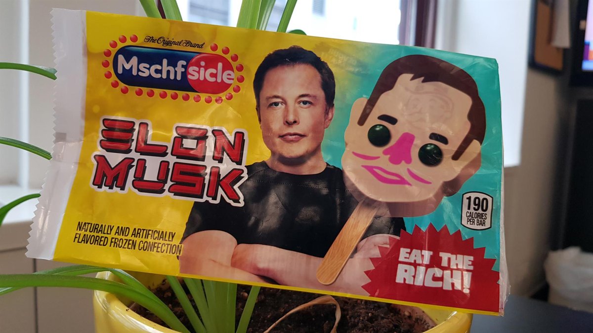 Fotografía del empaque de un helado con el rostro de Elon Musk, el fundador de Tesla, que se vende desde una furgoneta en la calle Broadway, junto a la céntrica plaza de Columbus Circle, en Nueva York