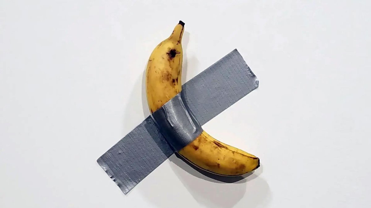 Fotografía de la obra del artista italiano Maurizio Cattelan titulada 