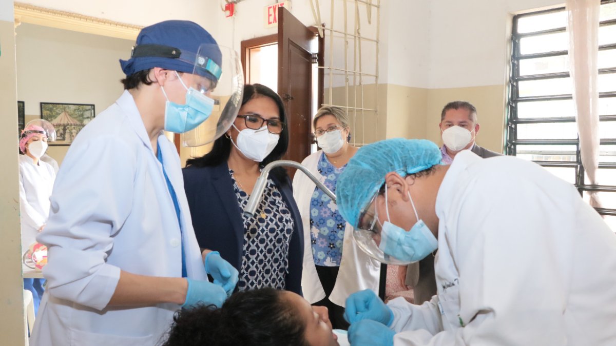 Los estudiantes de Odontología ayudan a la comunidad a través de diferentes proyectos.