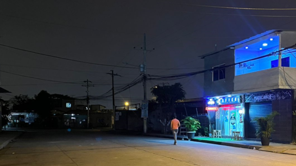 Panorama. Solo la luz de un local alumbra toda la cuadra.