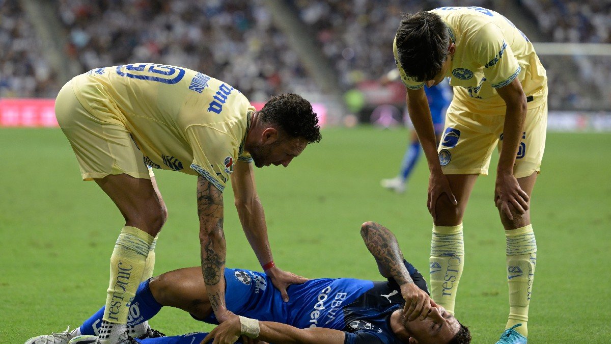 Joao Rojas, jugador ecuatoriano del Monterrey, se lamenta luego de la lesión que sufrió el pasado sábado en el compromiso ante el América, válido por la Liga MX.