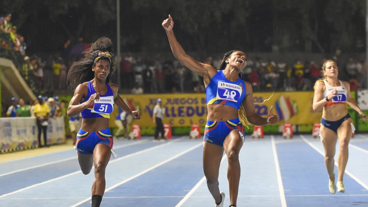 Anahí Suárez (i) fue plata bolivariana en los 100 m planos y bronce en los 200 m; mientras que Ángela Tenorio (c) fue oro en los 100 m, pero en Estados Unidos solo estará en los relevos 4x100.