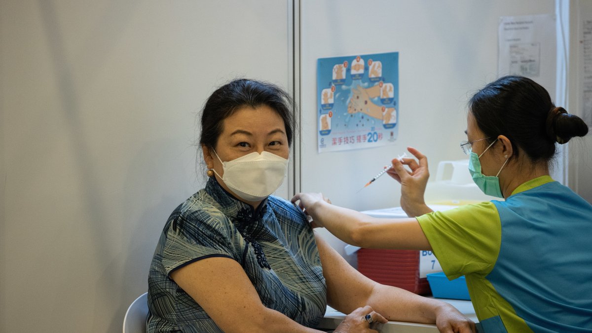 Hong Kong, un país de  unos 7,4 millones de habitantes, registra 342.359 casos de COVID y 9.419 fallecidos por la pandemia JEROME FAVRE / efe