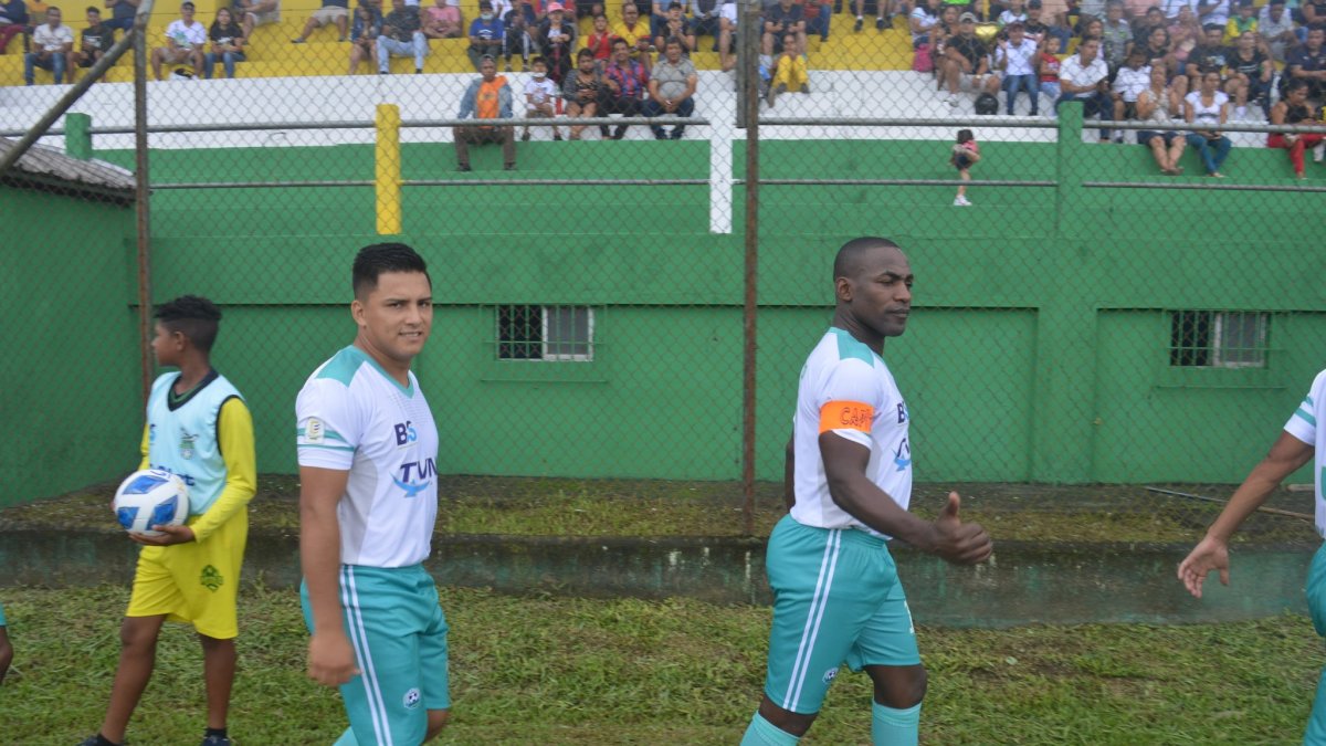 Néicer Reasco (d) es uno de los elementos experimentados de Unión Manabita, rival de Emelec en Shushufindi.