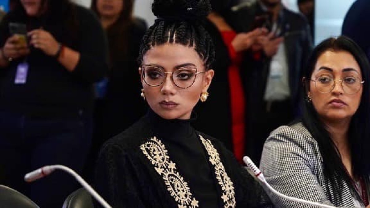 Acusadora. La correísta Jhajaira Urresta leyó sin entender del todo un texto que alguien le escribió