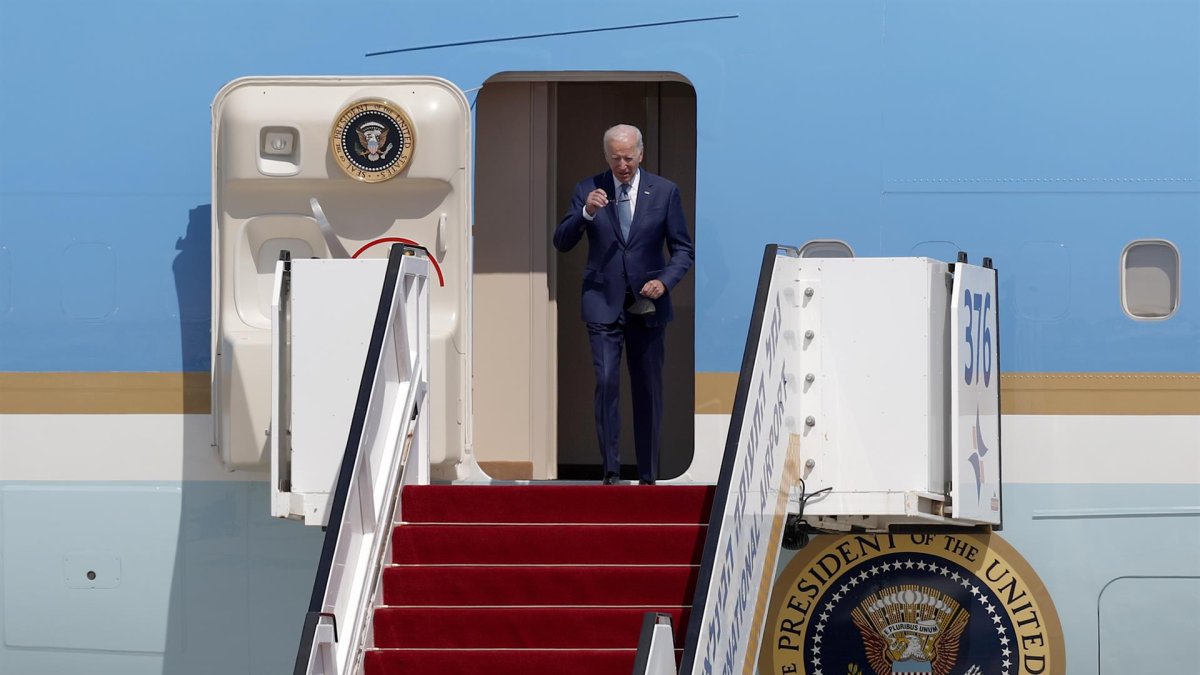 El presidente estadounidense, Joe Biden, sale del Air Force One a su llegada al aeropuerto Ben Gurion, en Lod, cerca de Tel Aviv.