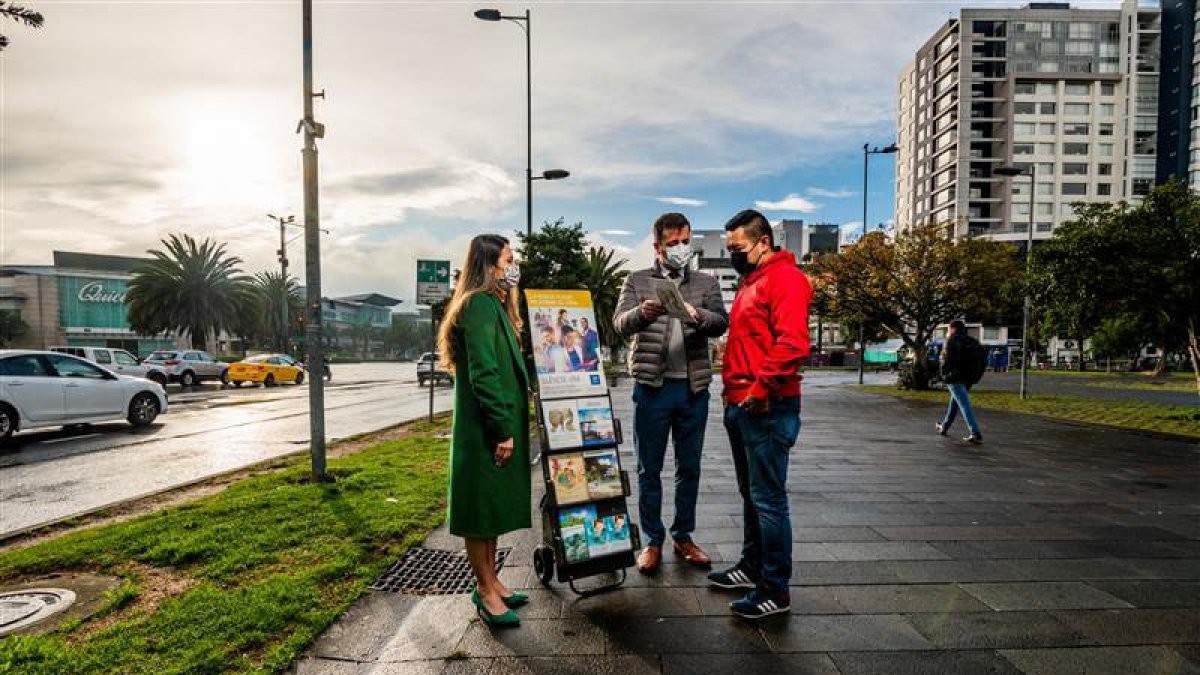 Predicación.- Los testigos de Jehová en exhibidores ofrecen literatura basada en la Biblia.