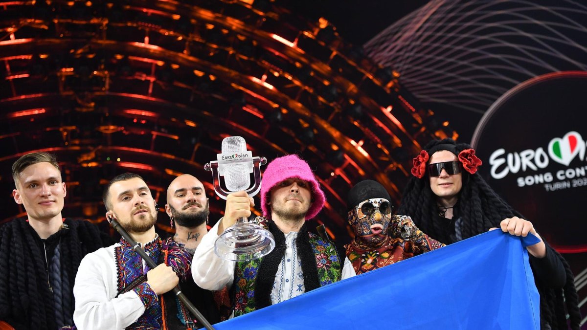 La Orquesta Kalush de Ucrania celebra en el escenario después de ganar el 66º Concurso Anual de la Canción de Eurovisión (ESC 2022) en Turín, Italia, el 14 de mayo de 2022