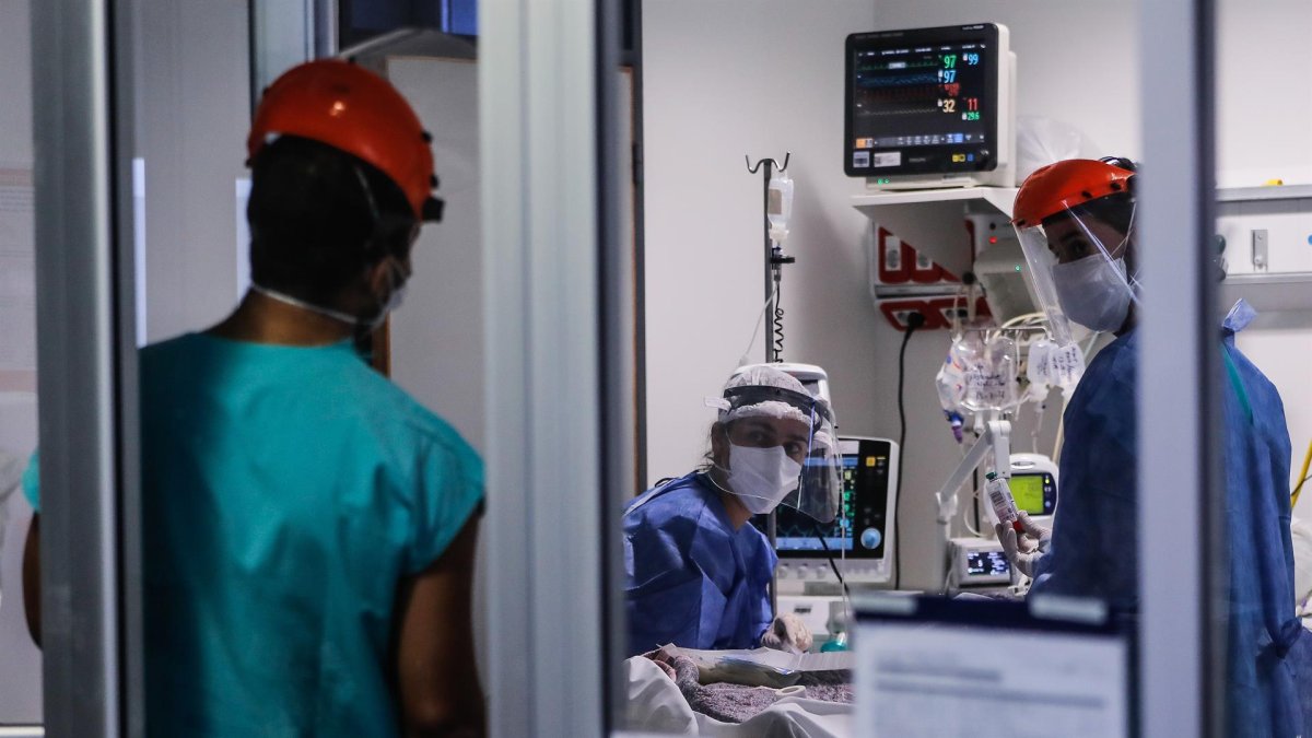 Médicos y enfermeros trabajan en una Unidad de Cuidados Intensivos con pacientes de covid-19