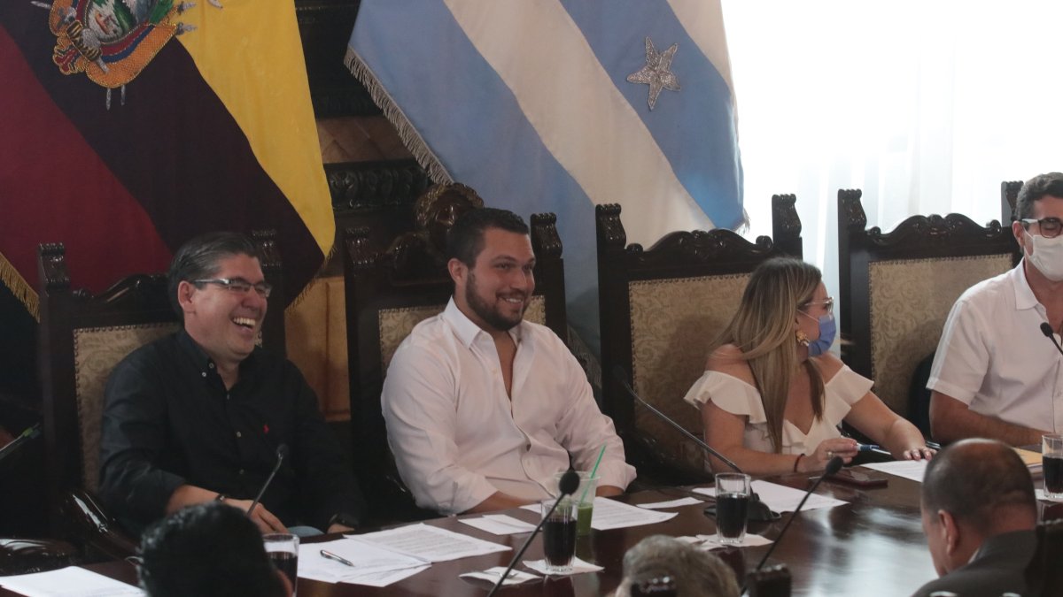 Sesión del Concejo Municipal de Guayaquil que se realizó la tarde de este 13 de julio. En la gráfica aparece Josué Sánchez, vicealcalde que presidió la reunión ante la ausencia de Viteri.