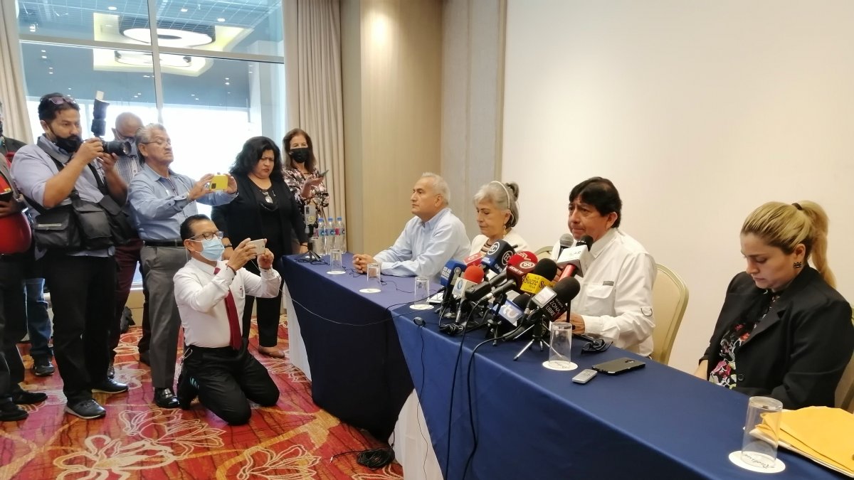 Segundo Solano, presidente de la Asociación de Productores de Banano de El Oro habla en rueda de prensa de que aún no se soluciona la crisis en el sector.