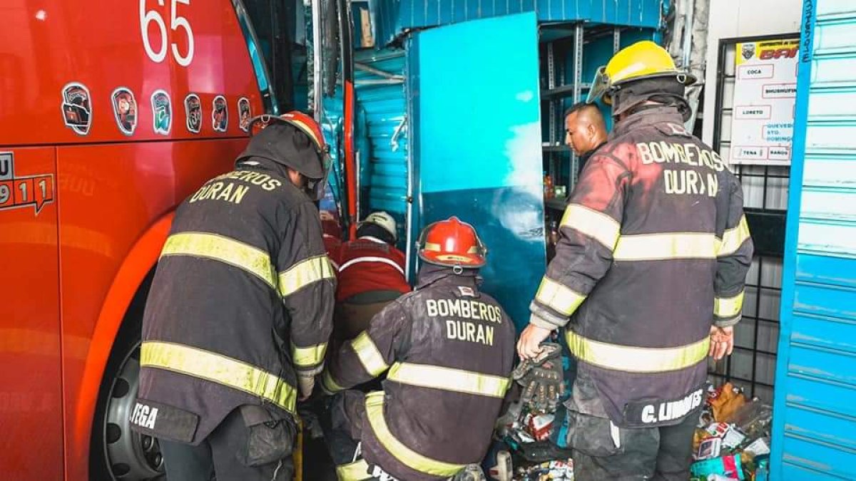 Los rescatistas buscan por más afectados entre los escombros