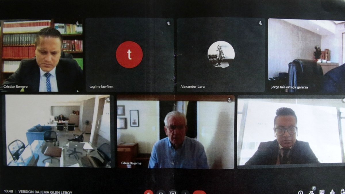 El impostor, Glen Bajema (centro), se presentó el pasado 1 de julio para dar una versión vía telemática, supuestamente desde Estados Unidos. La Fiscalía primero lo citó al consulado, pero a través de sus abogados dijo que por su salud no podía trasladarse y, finalmente, se conectó desde su vivienda.