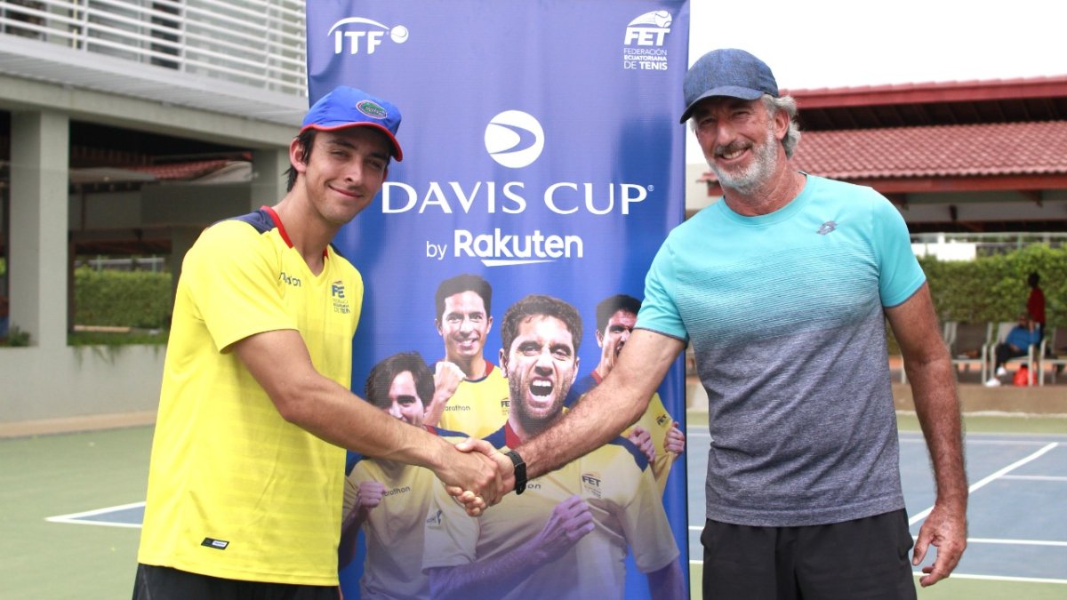 El tenista de 24 años (i) fue felicitado por el capitán Raúl Viver tras vencer en la final a Ángel Díaz por 7-5, 6-0.
