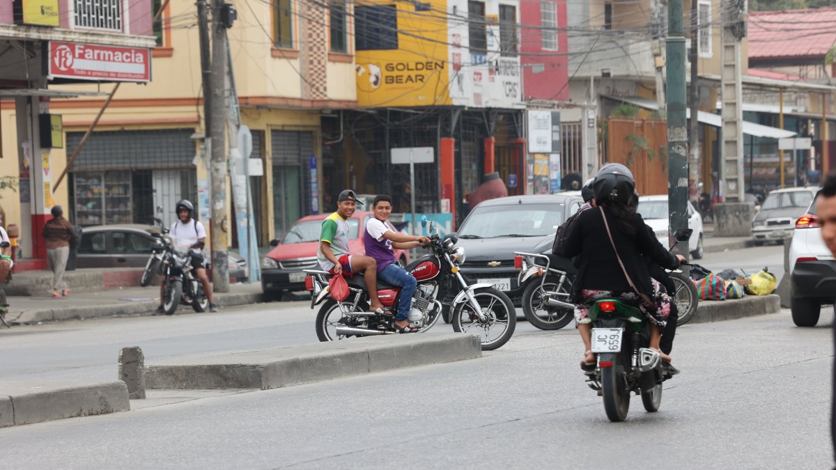 Disposición. El 8 de junio, la Agencia Nacional de Tránsito resolvió la prohibición de circular dos hombres en moto, en el país.