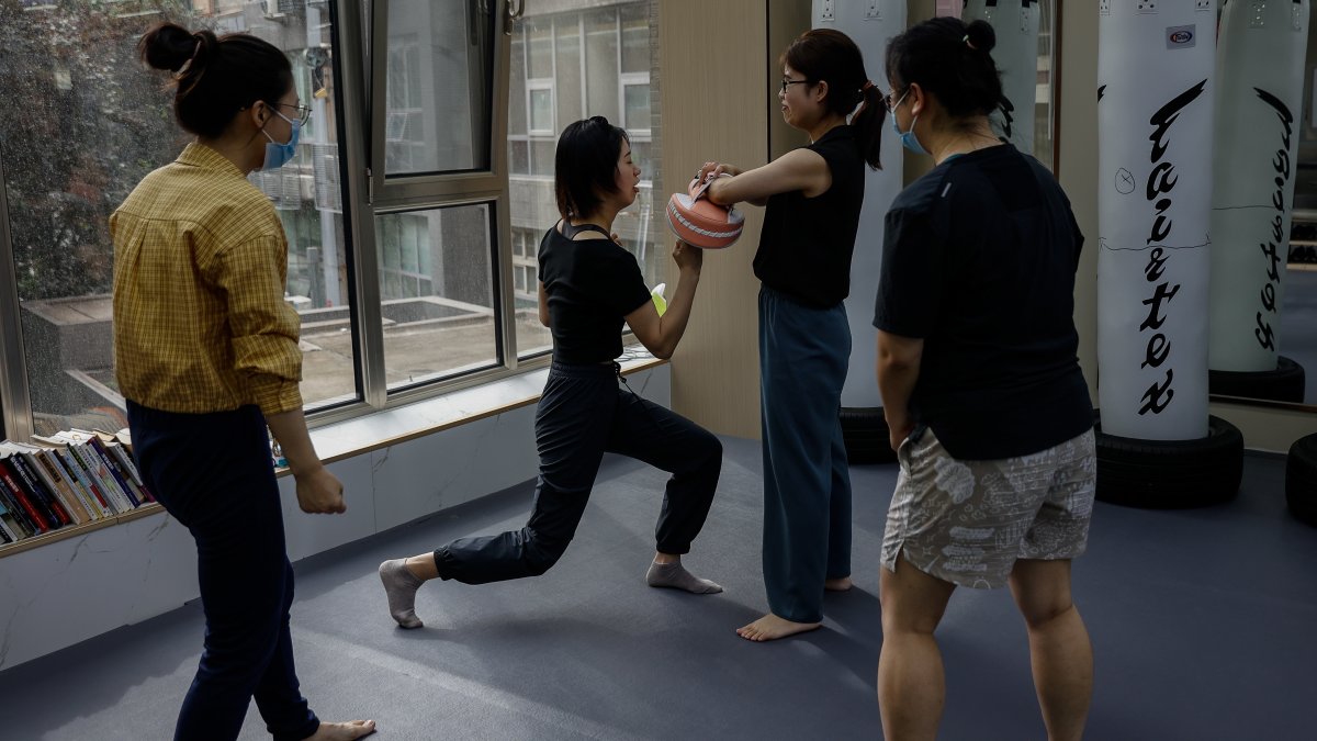 Clase de defensa personal en el gimnasio Jiufu Boxing en Pekín. EFE/