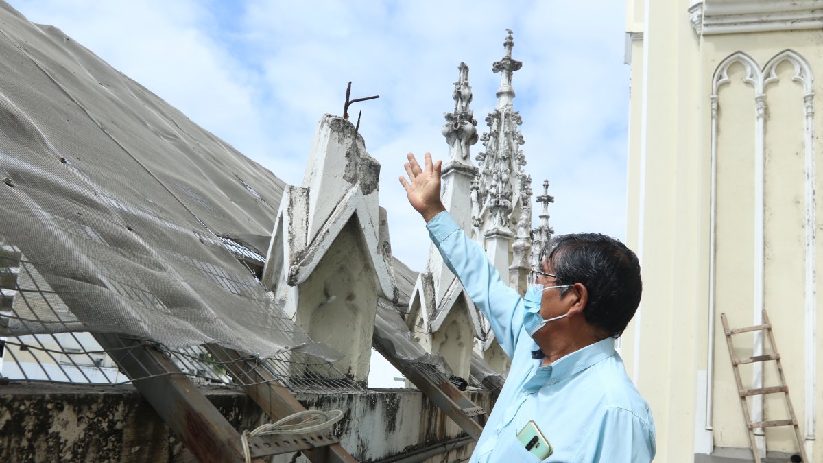 1. Cúpulas. En la zona alta de la Catedral se observan las cúpulas rotas e incompletas. Este problema lleva más de ocho años y todavía no es reparado.