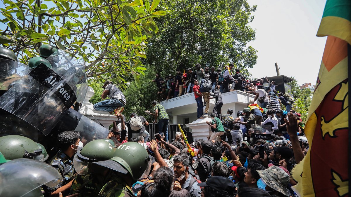 Miles de manifestantes volvieron ayer a encender las calles para exigir que se resuelva la grave crisis económica que vive  Sri Lanka.-EFE  