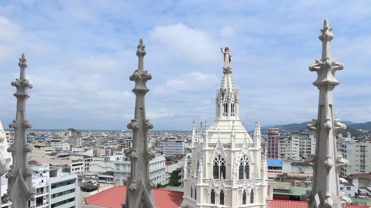 Escenario.  Así luce la Catedral de Guayaquil vista desde lo alto