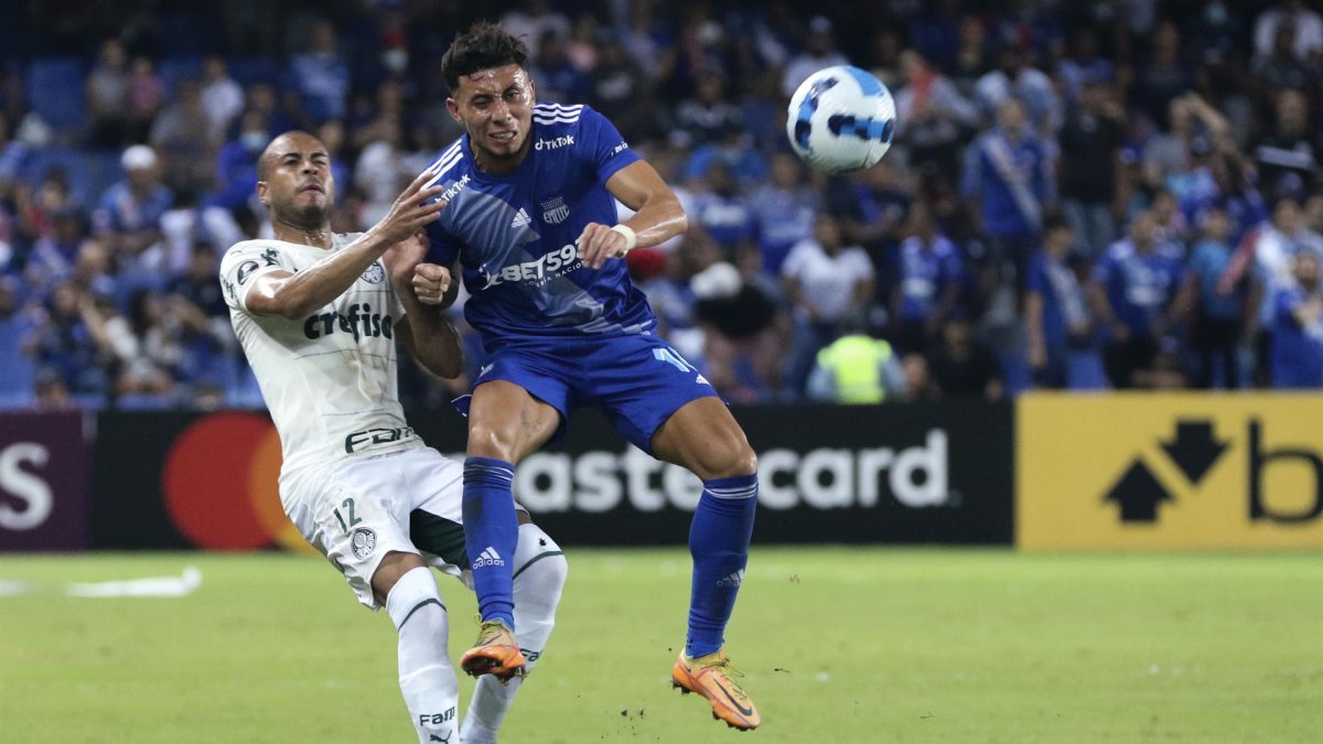 Alexis Zapata (d) de Emelec , en una fotografía de archivo.