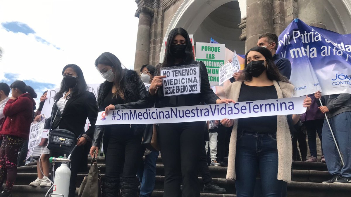 En el Centro Histórico de Quito se realizo un plantón para exigir medicinas al Gobierno para pacientes con enfermedades catastróficas.