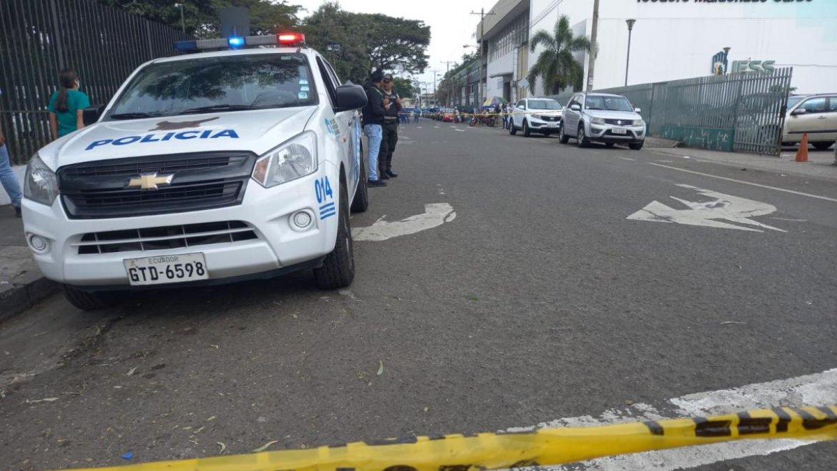 Escena. La policía llegó al lugar del crimen para recabar información de los sucedido