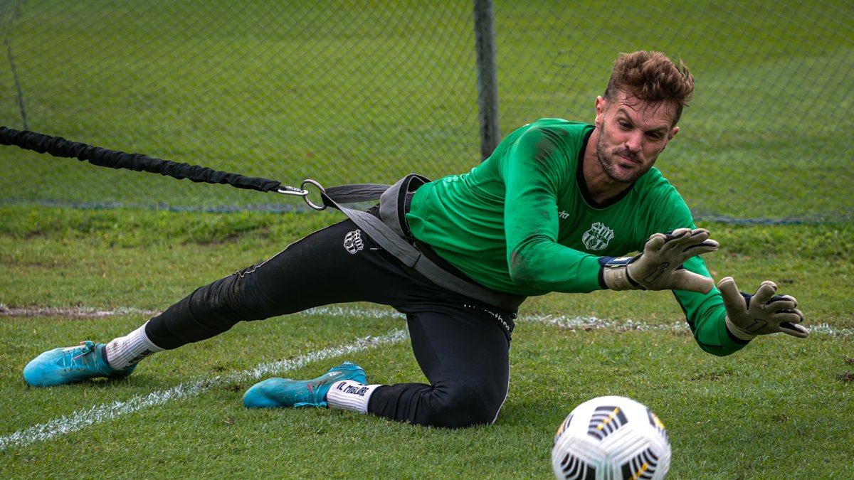 Javier Burrai, arquero de Barcelona, aporta seguridad bajo los tres palos al cuadro amarillo.