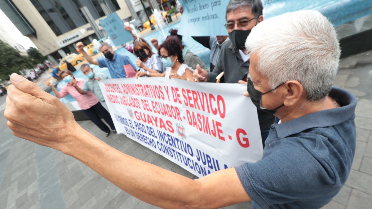 Un grupo de maestros jubilados se concentrará hoy en la plaza San Francisco para exigir que se les cancele el incentivo jubilar.