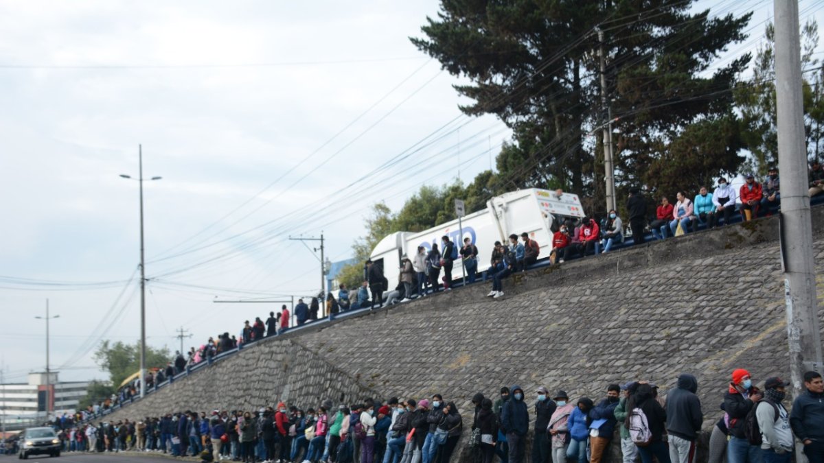Interminable. Así fue la fila que se formó en los exteriores de la empresa de Aseo.