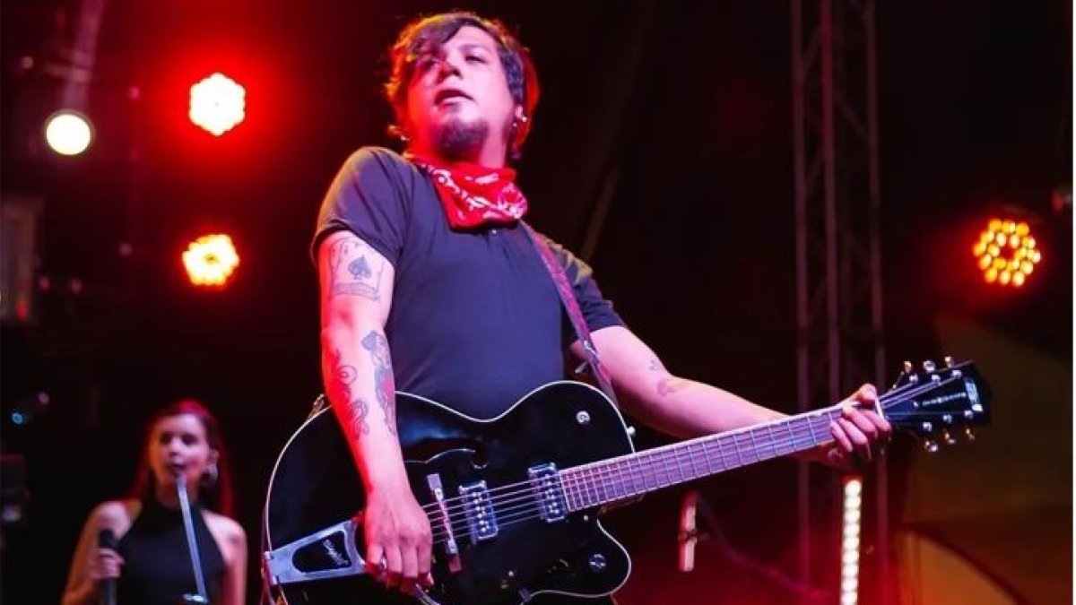 Nicolás Chang, guitarrista y fundador de Maki Navaja, dice que su agrupación se empeña en lograr un sonido retro que sea a la vez contemporáneo, con la energía que refleja en sus presentaciones.