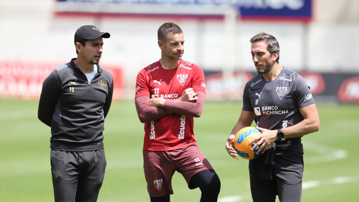 Luis Zubeldía (derecha) siente que el partido contra Barcelona no definirá nada en la lucha por la segunda etapa de LigaPro