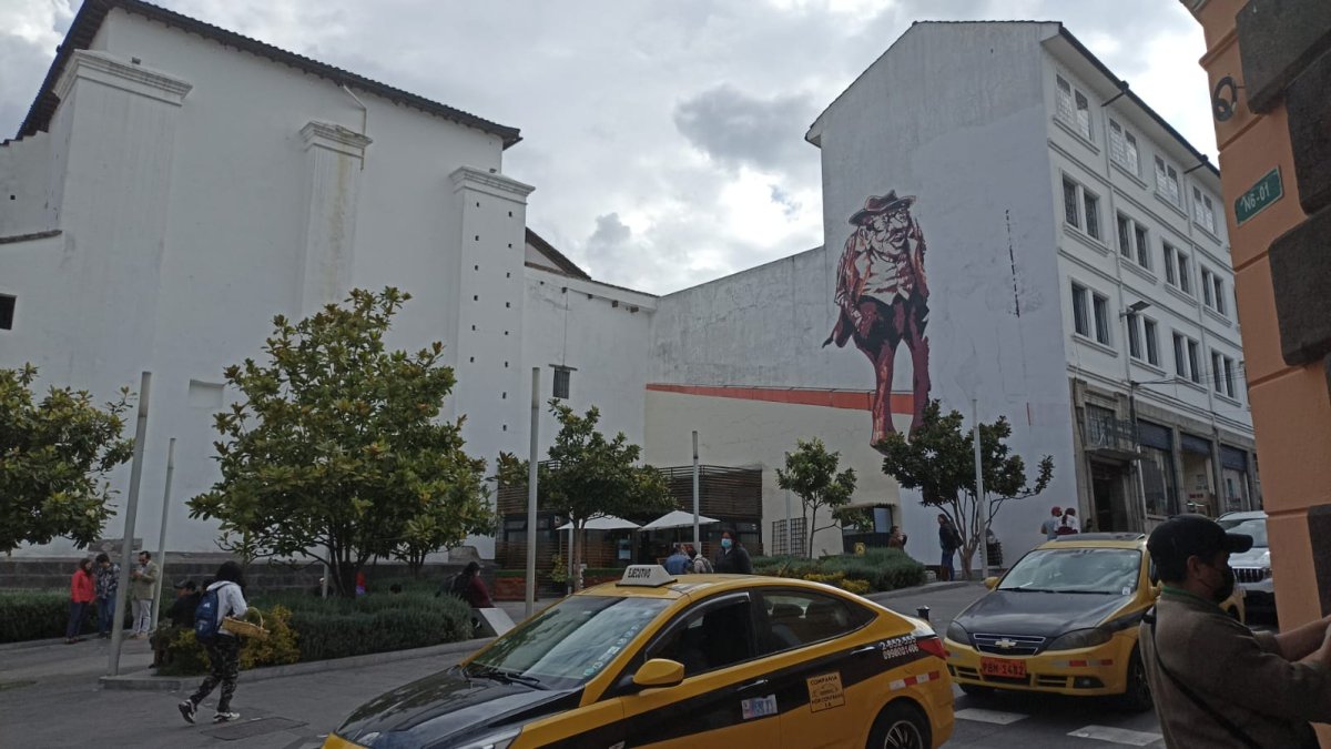 Obra. Se levanta en la Plaza de los Capellanes, en García Moreno y Mejía.