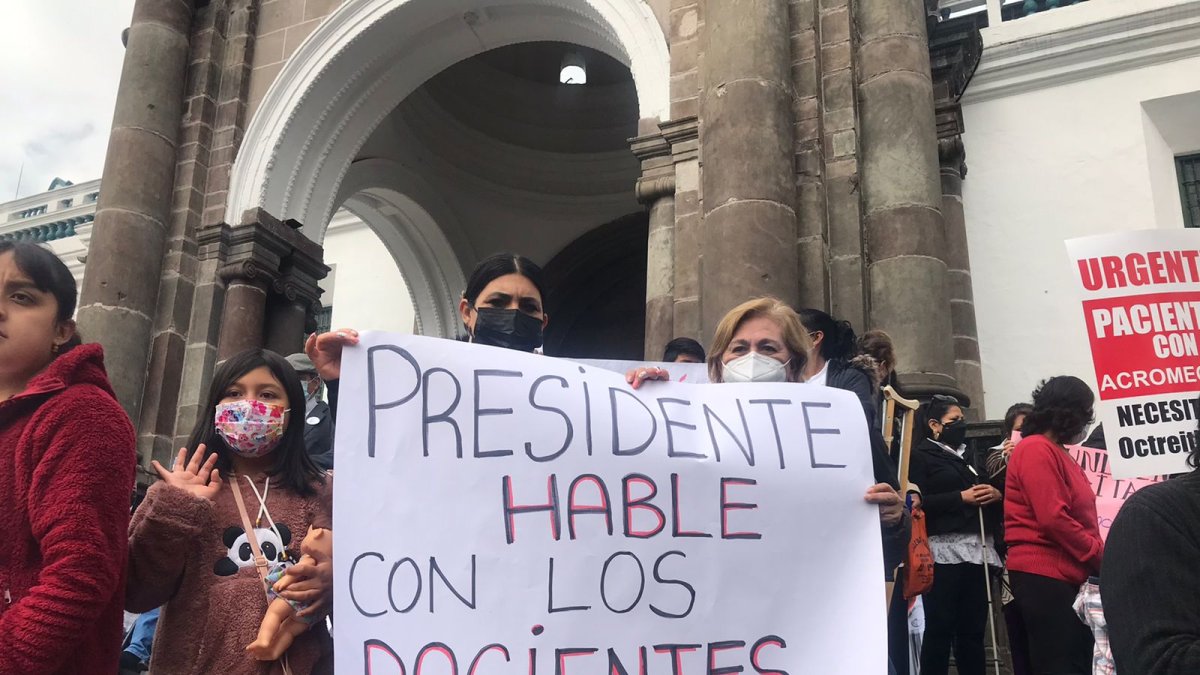 Pacientes de diversas enfermedades, acompañados de familiares y dirigentes, realizaron un plantón y una misa en la Catedral de Quito en reclamo de medicinas.
