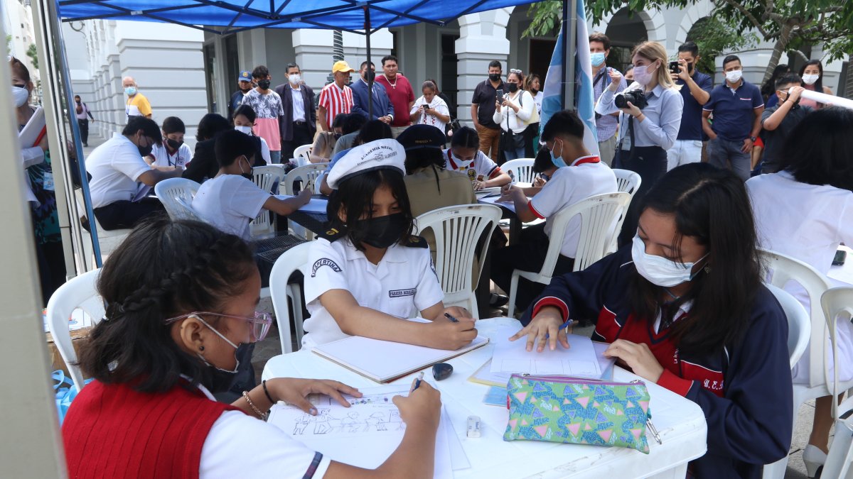 Los alumnos en acción al aire libre.