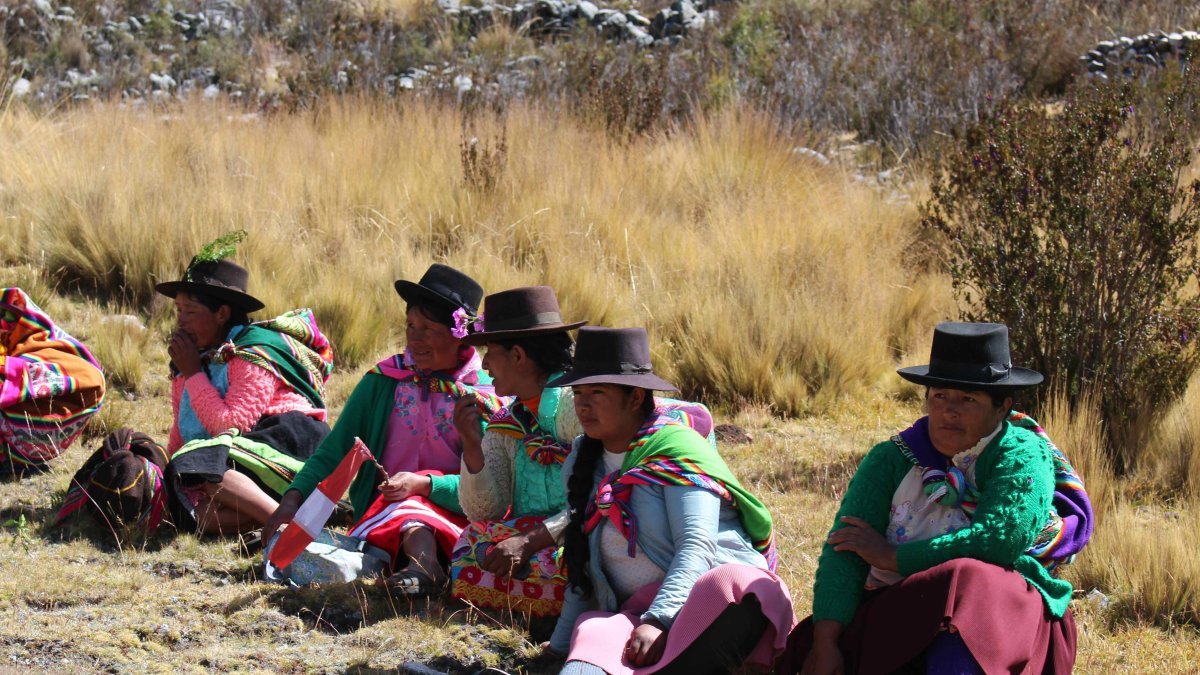 Mujeres son vistas el 7 de junio de 2022 en el departamento sur andino de Apurímac (Perú). EFE/