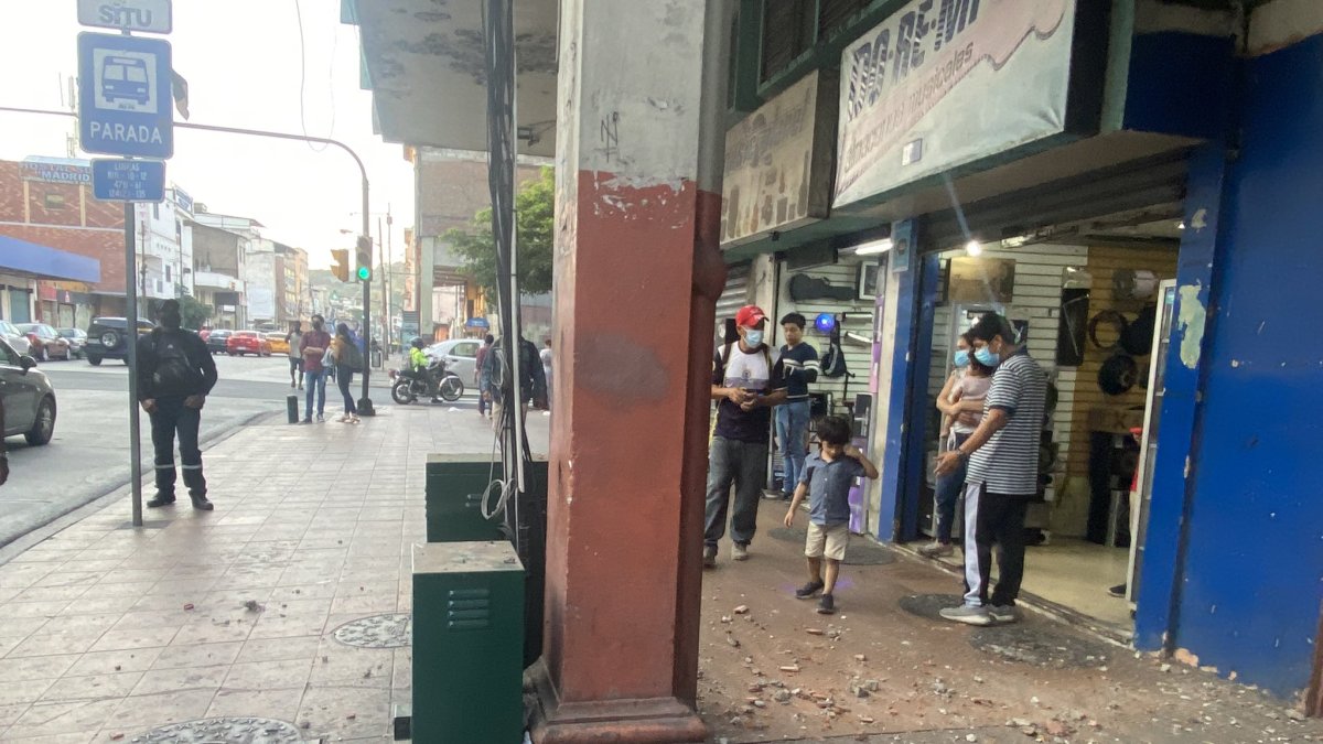 En las veredas de los edificios ubicados en las calles Rumichaca y Víctor Manuel Rendón, centro de Guayaquil hubo caída de material.