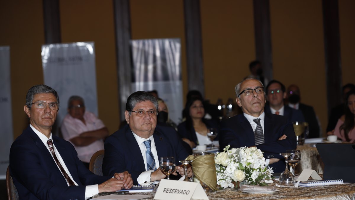 Foro. El presidente del directorio de la Bolsa de Valores de Guayaquil, Ricardo Rivadeneira (derecha).