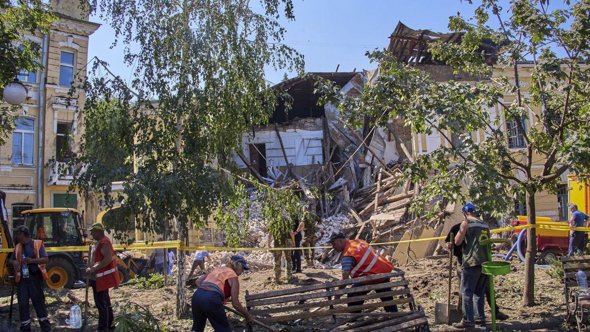 Los misiles fueron lanzados desde el mar Negro contra el centro de Ucrania y causaron otra tragedia para este país que pide cese al fuego. EFE/