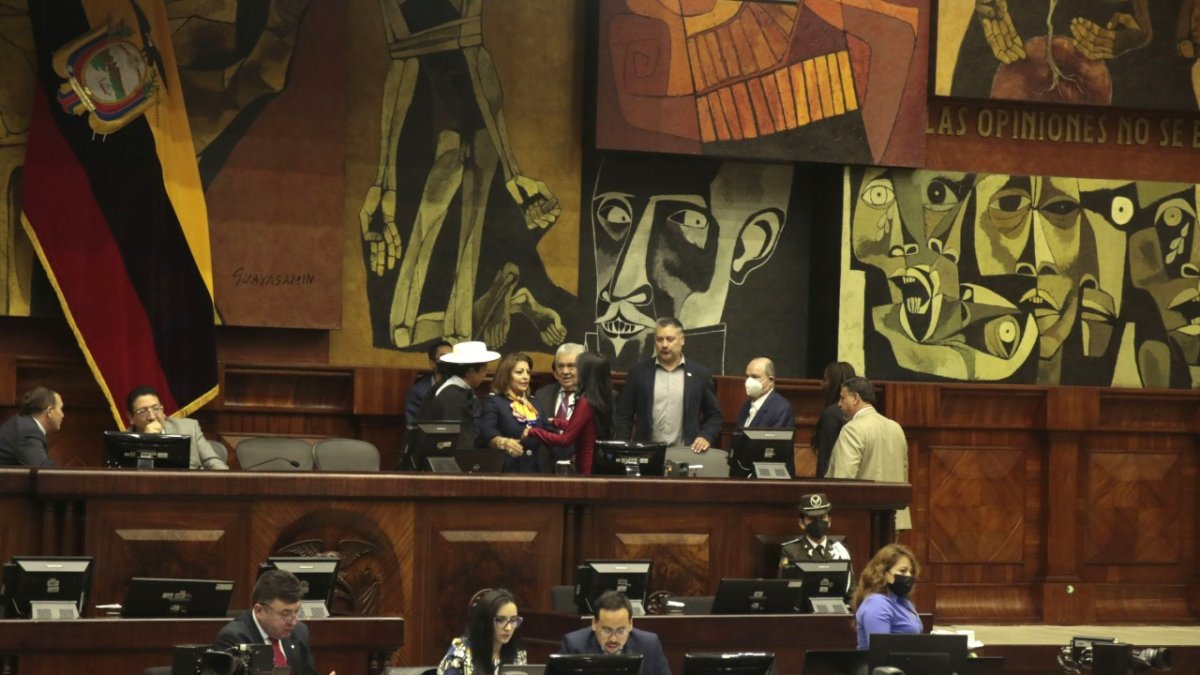 Bancada. Los asambleístas de la Izquierda Democrática despiden a su compañera. Virgilio Saquicela, que se abstuvo en la votación, mira de reojo.