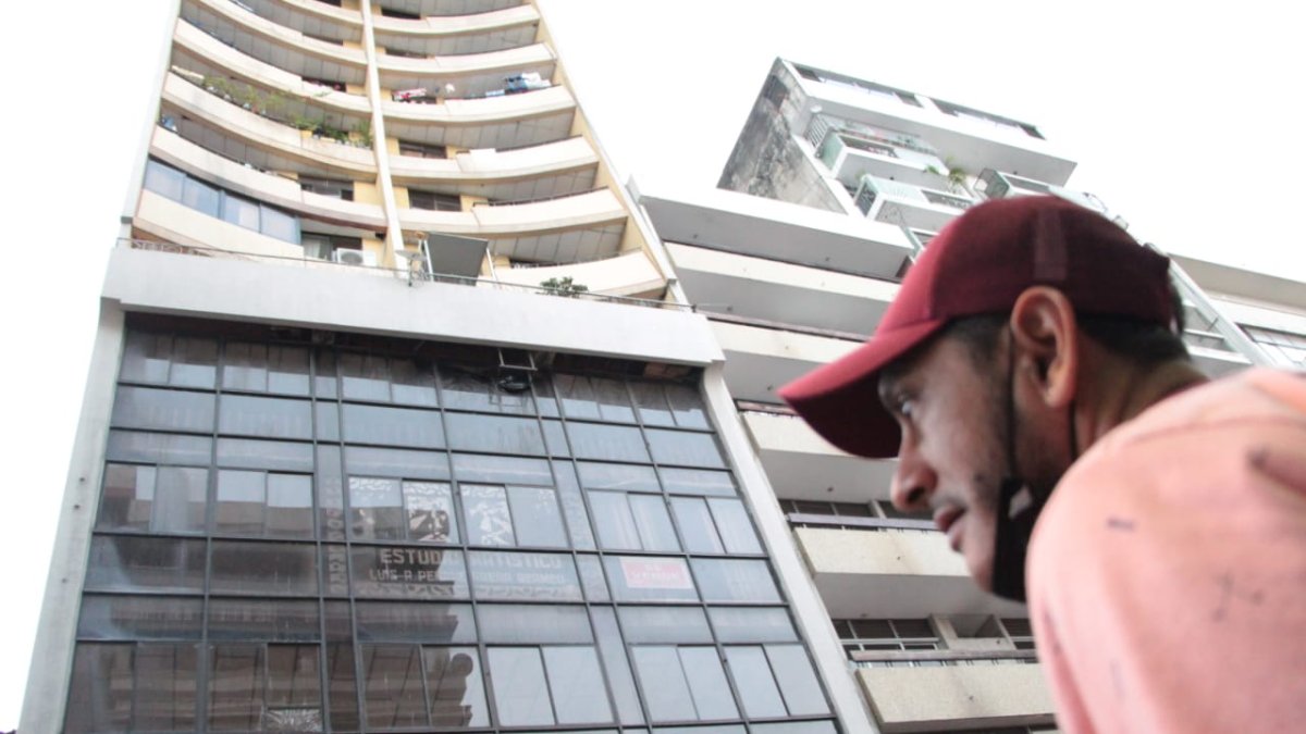 En un edificio en García Avilés entre Ballén y Aguirre (Guayaquil) los moradores no querían ingresar por miedo a daños en la estructura.