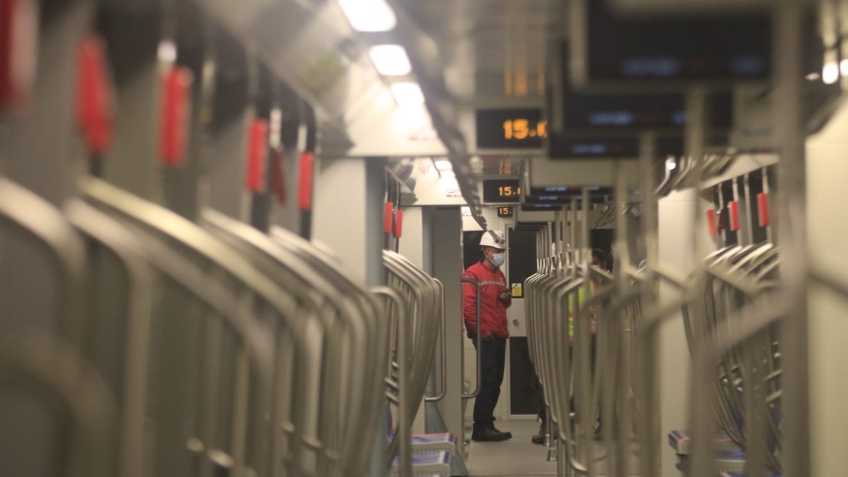 Interior de una de las unidades del metro de Quito.