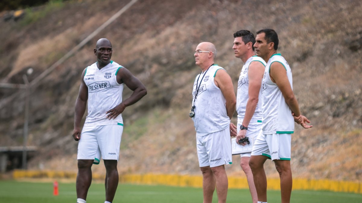 El cuerpo técnico que comanda Jorge Célico (i) llegó en febrero de este año a Barcelona, tras la salida de Fabián Bustos y firmó un vínculo por dos temporadas.