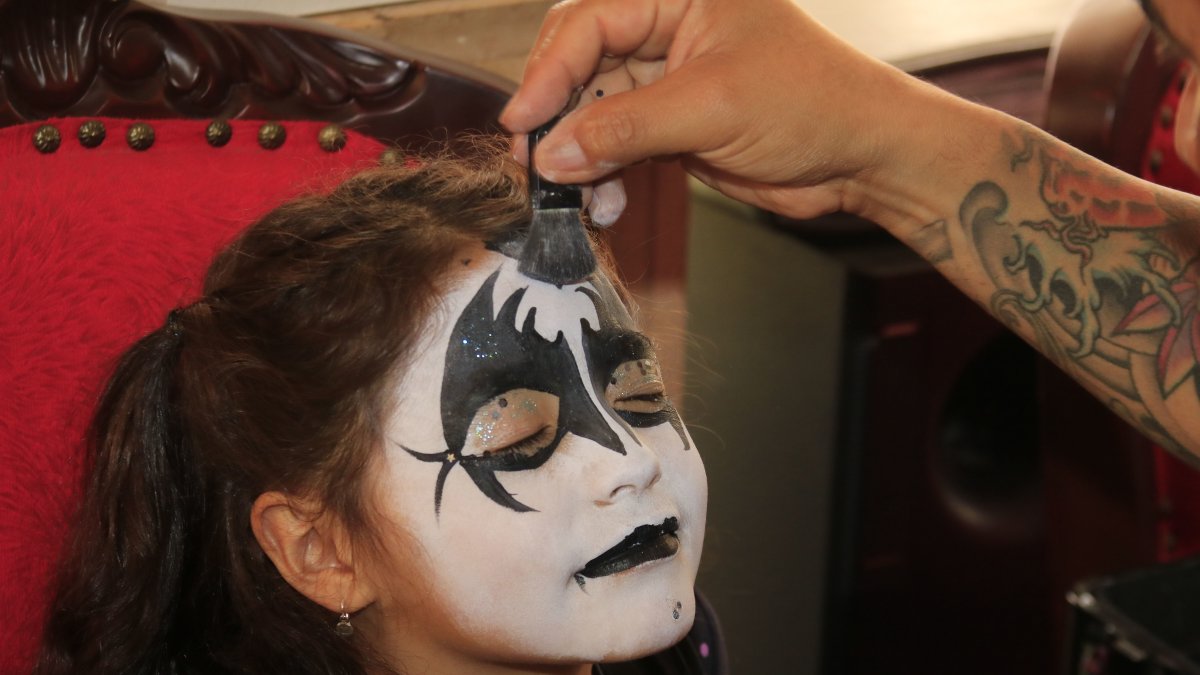 Por las fiestas de Uyumbicho una familia se vistió de Kiss y se volvió viral.